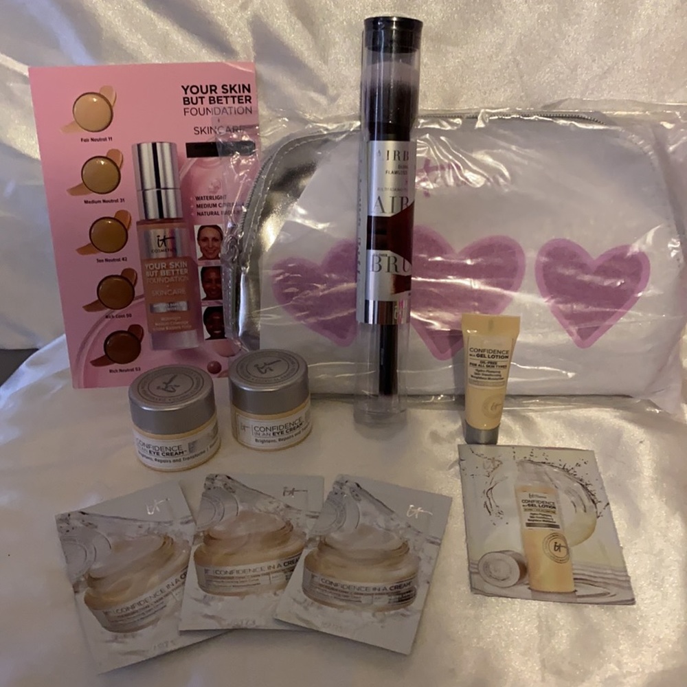It cosmetics bundle with bag